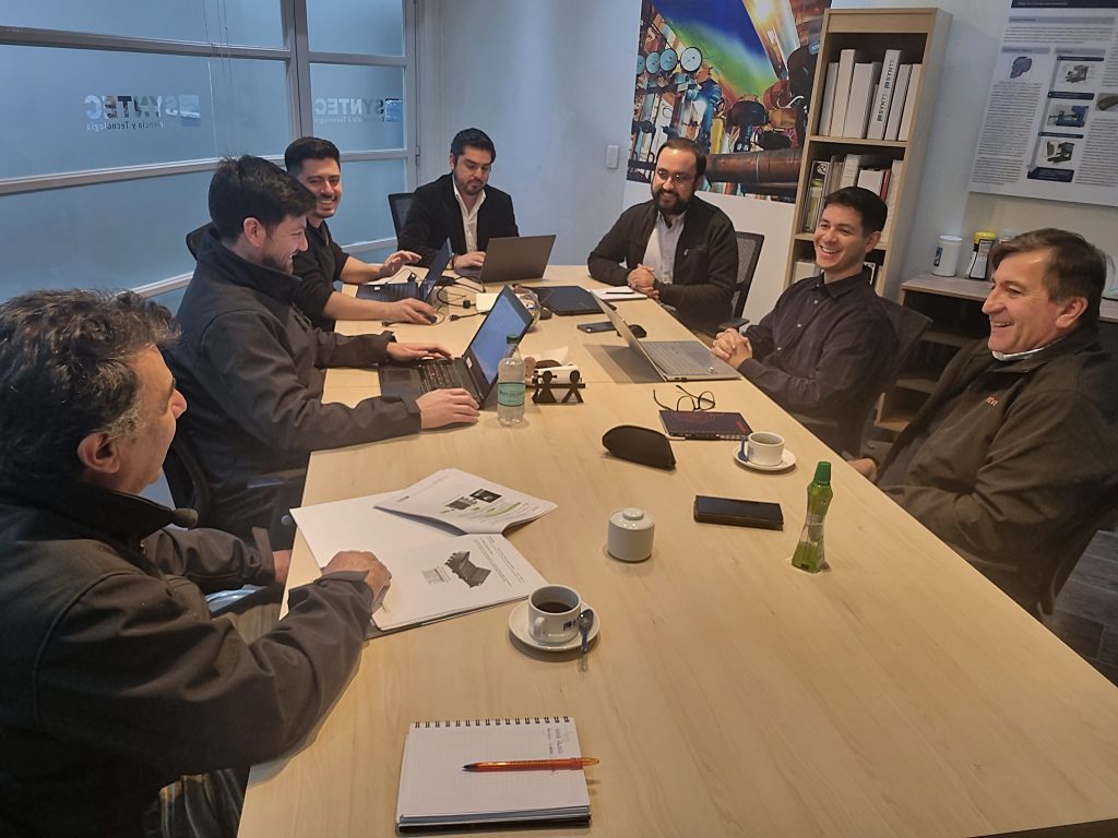 Reunión técnica entre representantes de Revesol y de Syntec para conversar sobre caso de éxito.