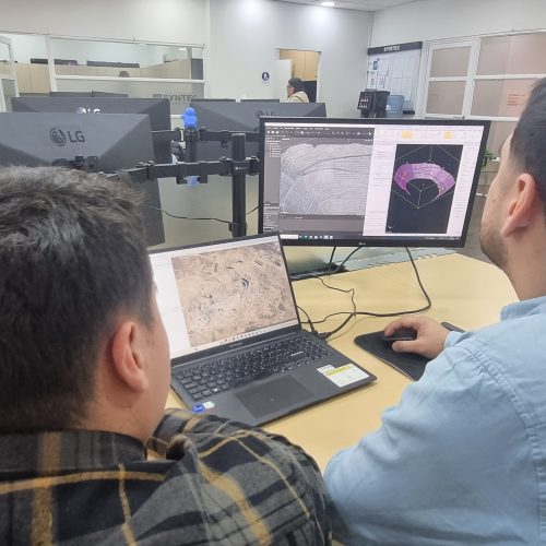 FOTO EQUIPO GEOMENSURA SYNTEC FRENTE A PANTALLAS