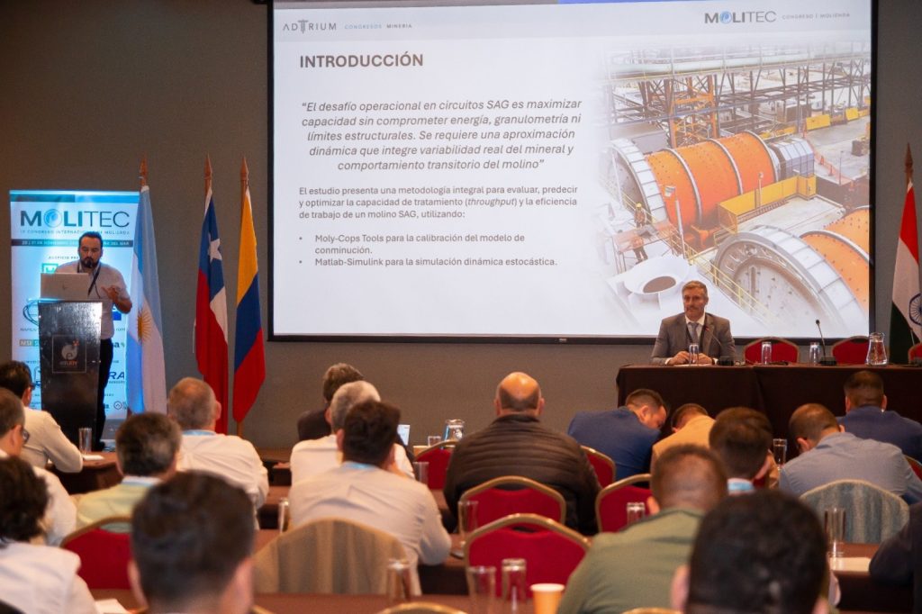 Javier Rodríguez, Especialista en Procesos y Jefe de Proyectos de Syntec, expuso un modelo dinámico-estocástico del sistema de descarga de un molino SAG, mediante la calibración en Moly-Cop Tools y su integración en MATLAB-Simulink.