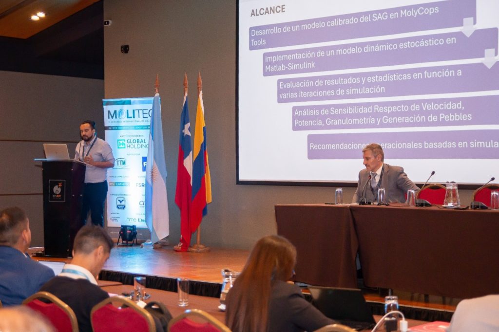 Javier Rodríguez, Especialista en Procesos y Jefe de Proyectos de Syntec, expuso un modelo dinámico-estocástico del sistema de descarga de un molino SAG, mediante la calibración en Moly-Cop Tools y su integración en MATLAB-Simulink.