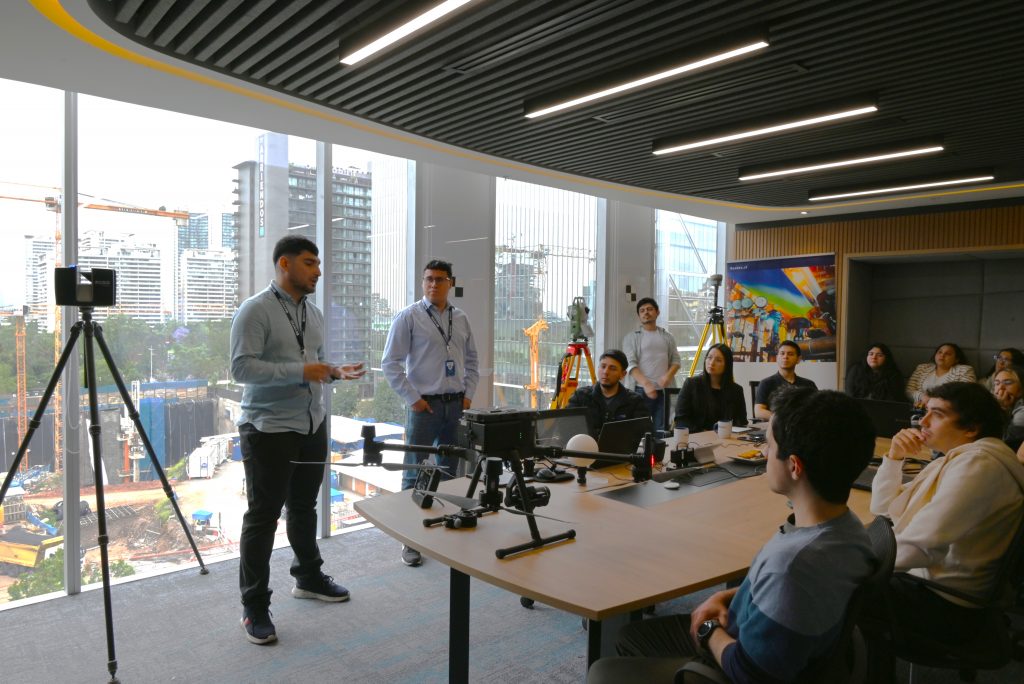 Víctor D´Appollonio (izq.), Líder del Departamento de Geomensura de Syntec