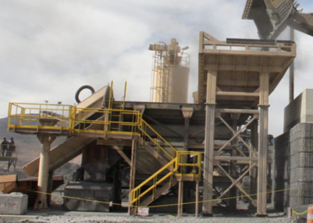 La imagen exhibe el proceso de descarga de mineral y la estructura soportante del equipo.